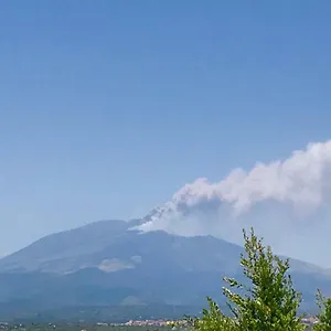 La Finestra Sull'etna , Motta SantʼAnastasia Italie